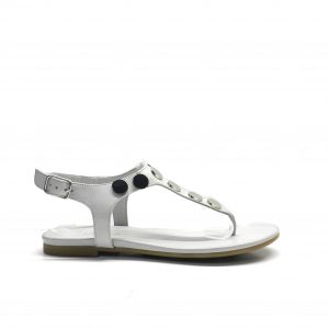 sandalias planas de dedo en color gris con adornos metal plata, marca inuovo