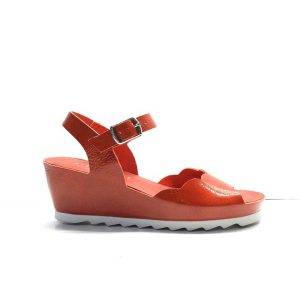 sandalia de piel xarol y cuña con tira ondulada de la marca hispanitas.