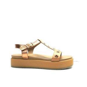 sandalias planas con plataforma de color camel con adornos dorados, marca inuovo