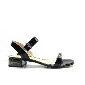 sandalias de charol negro con tacon y adorno transparente,marca unisa