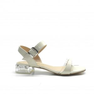 sandalias de charol beige con tacon y adorno transparente,marca unisa