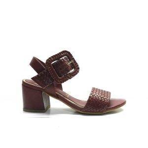 sandalias trenzada de color burdeos con tacon de 4cm. al tono, marca gioseppo