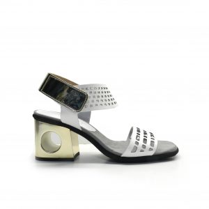 sandalias de piel en color blanco con tacon y tira dorado,marca hispanitas