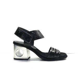 sandalias de piel en color negro con tacon y tira plata ,marca hispanitas