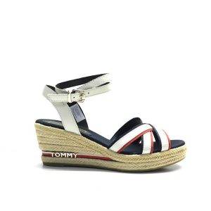 sandalias cruzadas en blanco,azul y rojo atadas al tobillo con cuña de yute, marca tommy hilfiger