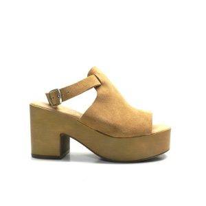 sandalias abotinadas y cogidas al tobillo en color camel, marca musse and cloud