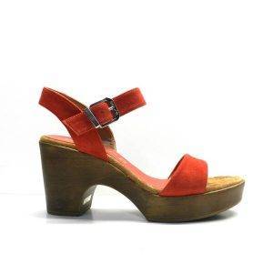 sandalias de tira con tacón y plataforma similar a madera, de la marca unisa.