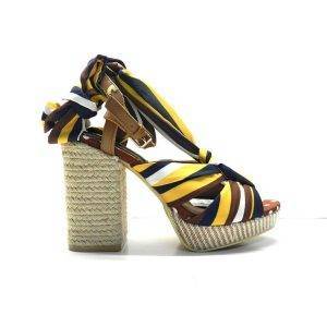 sandalias de tela de rayas en tonos marrones y atada a la pierna con tacon de yute, marca gioseppo