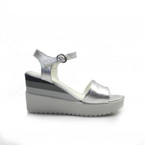 sandalias en piel metalizada de color plata y cuña de la marca stonefly.