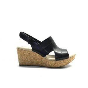 sandalias en piel de color negro con cuña de corcho, marca clarks