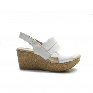 sandalias en piel de color blanco con cuña de corcho, marca clarks