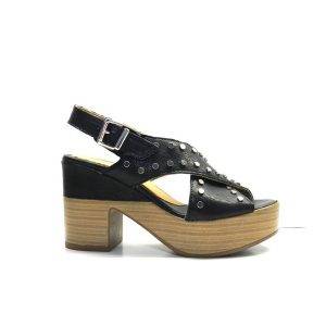 sandalias cruzada en napa con tachas de adorno, de la marca alpe.