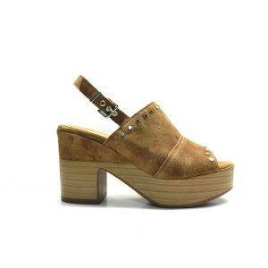 sandalias pala nobuck con adornos de tachas, de la marca alpe.