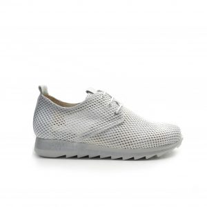 Sneakers de piel calada en color blanco, marca Hispanitas.