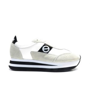 sneakers de nylon en blanco y suela bicolor, marca no name.