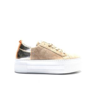 sneakers nobuck con cordones, talonera dorada y suela con plataforma de la marca alpe.