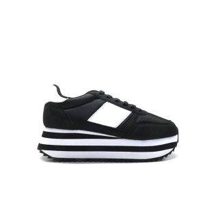 sneakers con cordones toda negra con suela gruesa blanca y rayas negras de la marca victoria.