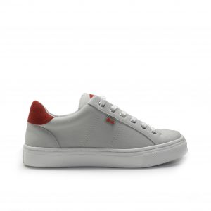 sneakers en lona con cordones y suela blanca, de la marca cool way.
