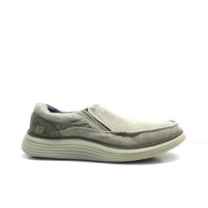 zapatos de color kaki en lona gastada y suela gruesa de la marca skechers.