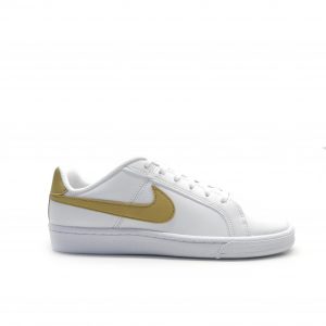 sneakers de piel con el logo en dorado de la marca nike.
