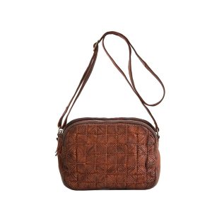Bolso con cierre de cremallera, bandolera regulable y múltiples bolsillos en su interior, piel natural lavada diseñada en Barcelona.