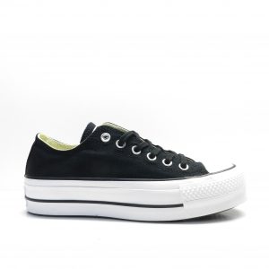 Sneakers, de lona negra con plataforma, marca converse.