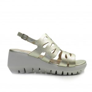 sandalias de piel con tiras cubriendo el empeine en color dorado clarito, de la marca wonders.