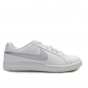 sneakers tipo tenis toda blanca con logo de color plata de la marca nike.