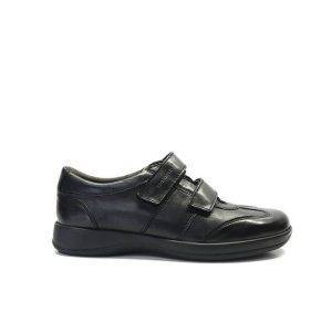Zapatos con dos velcros, en napa de color negro y con detalle en las costuras, marca Stonefly. 