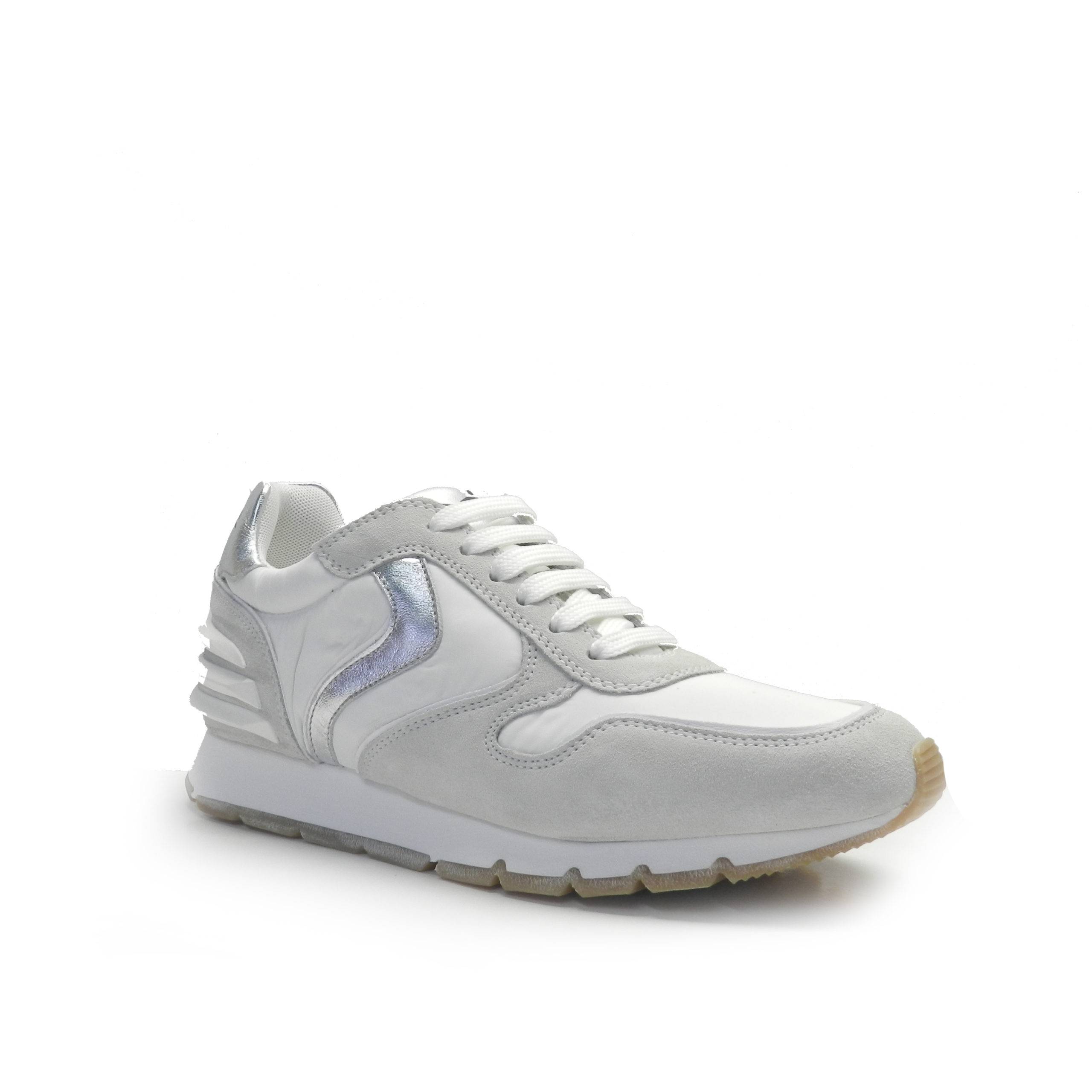 sneakers de cordones combinado en piel de nobuck gris clarito, nylon blanco y el talón en gris, marca Voile Blanche.