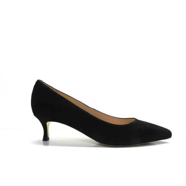 zapatos de salón en ante de color negro, con tacón fino bajito, marca Unisa. 