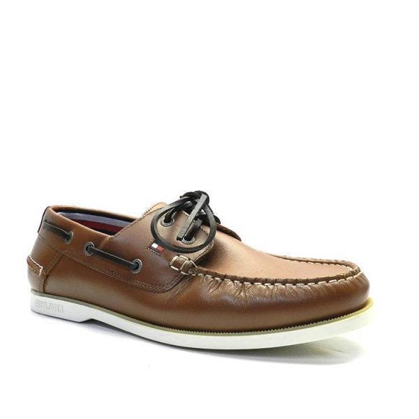Náutico clásico de hombre de la marca Tommy Hilfiger, modelo FM02735 de diseño refinado. Fabricado en piel color marrón con cierre cordones para un mayor ajuste. Zapatos muy cómodos para combinar con tu look diario.