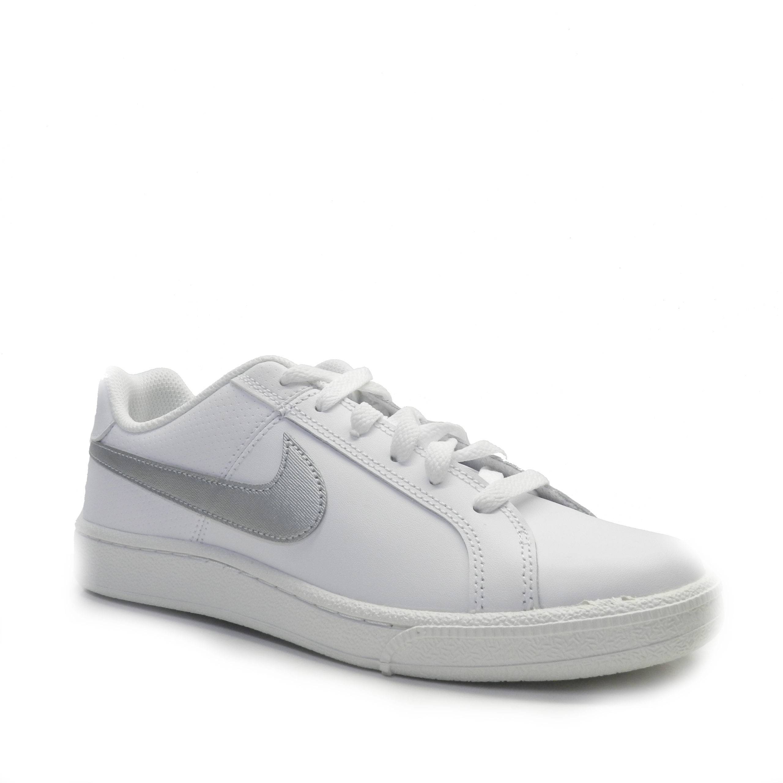 sneakers tipo tenis toda blanca con logo de color plata de la marca nike.