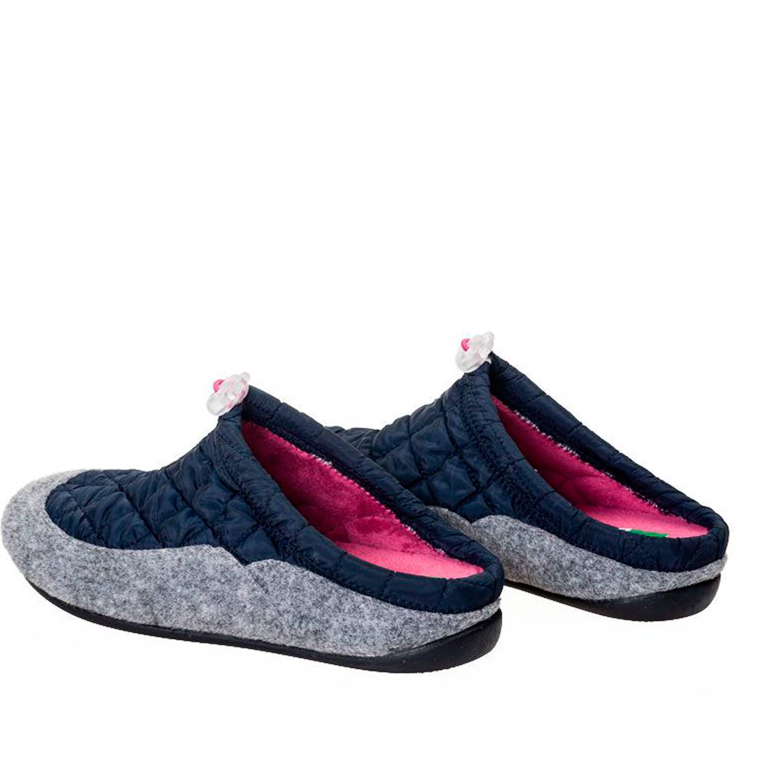 Zapatillas de casa de mujer destalonadas en color azul marino con tela acolchada. Parte inferior en felpa. Se adapta perfectamente al pie y es muy cómoda gracias a su suela flexible y ligera.
