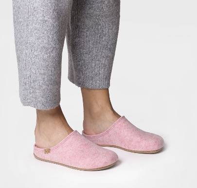 Zapatilla de casa mujer de la marca Toni Pons confeccionada en fieltro reciclado en color rosa. Este modelo es muy cómodo gracias a su suela flexible y ligera.