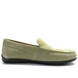 Mocasín para hombre de la marca Geox, modelo U020WA. Mocasín de estilo informal y confort superior elaborado en piel gamuzada de color arena. Estos zapatos son flexibles y durables, con una excelente adherencia incluso en el área del talón. El forro y la plantilla de piel aumentan la transpirabilidad y la sensación de pies secos, para un mayor bienestar. Indispensables en el armario de cualquier hombre.
