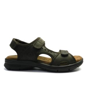 Sandalia de la marca Panama Jack, modelo Salton basics en color color marrón. Sandalia de hombre de piel Napa Grass con cierre de velcro, forro interior de Lycra, plantilla anatómica y suela de PU flexible y resistente.