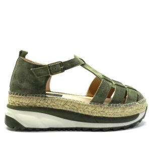 Alpargata tipo sneaker de yute estilo cangrejera de la marca Gaimo en color kaki. Confeccionada en piel. Maxi suela bicolor de goma con yute 100% ecológico. Altura: 5,5 cm Material: Piel 100% origen natural y textil Punta: Redonda Suela: 100% Caucho
