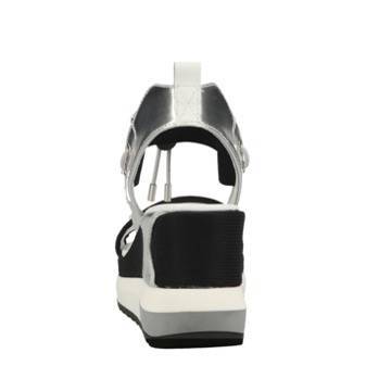 Sandalia de la marca Nero Giardini, modelo E12650D en color plata. Sandalia deportiva con cuña y tira en la parte delantera. Altura de la cuña 9cm y plataforma de 4,5cm.