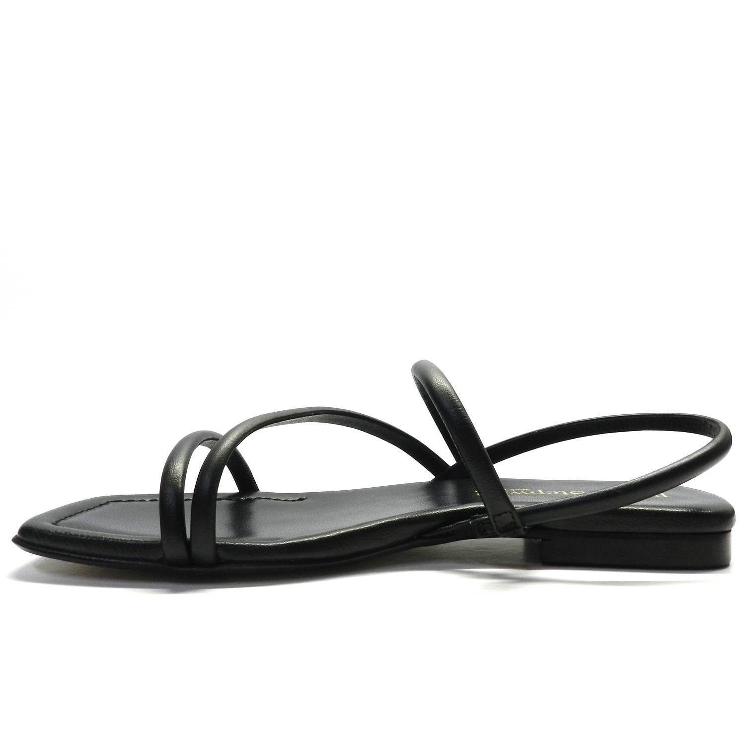 Sandalia de la marca Bryan Stepwise modelo 4606 en color negro. Sandalia plana de piel con finas tiras tubulares y atadas al talón.  Sandalia de punta cuadrada y planta acolchada que proporciona gran comodidad.