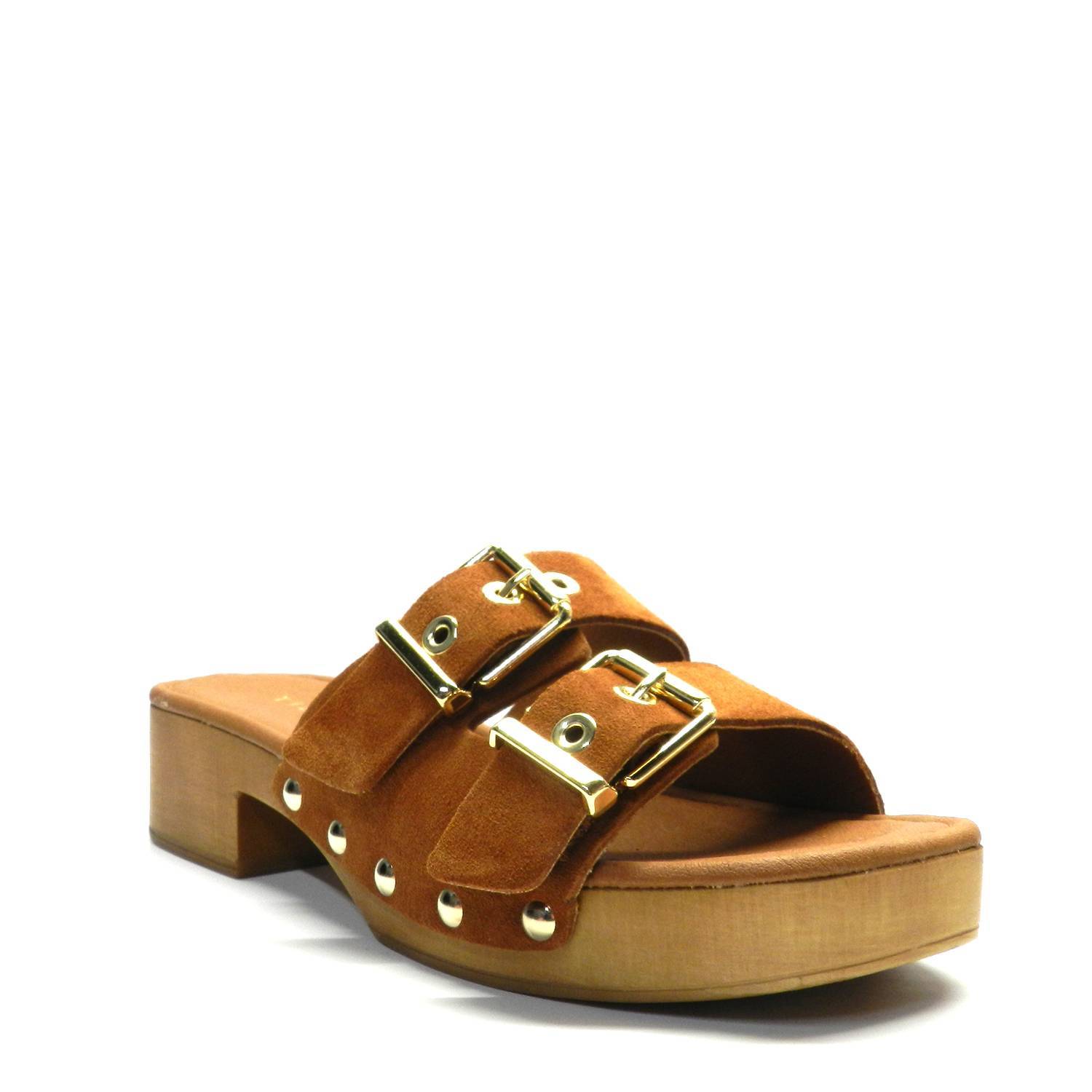 Sandalia de la marca Tiziana modelo Country en ante color cuero. Chancla con dos hebillas y tachuelas metalizadas. Suela de madera flexible y resistente.