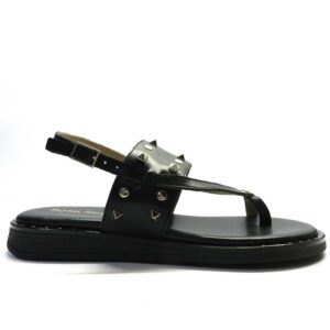 Sandalia de la marca Bryan Stepwise modelo 4502 en color negro. Sandalia plana de piel en negro con tachuelas y aro en el dedo.