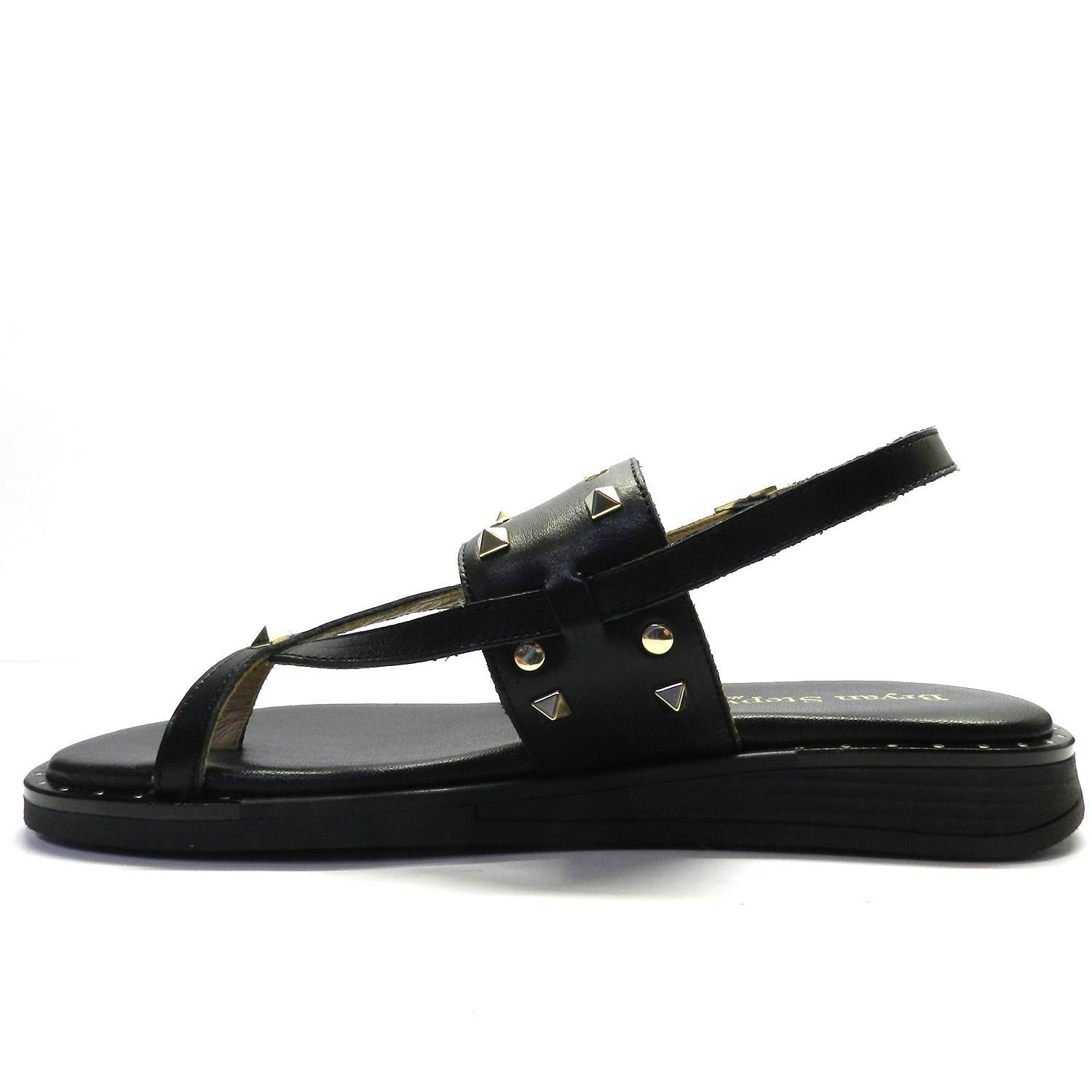 Sandalia de la marca Bryan Stepwise modelo 4502 en color negro. Sandalia plana de piel en negro con tachuelas y aro en el dedo.