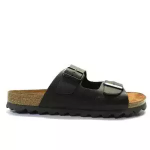 Sandalia de la marca Interbios, modelo 9560 en color marrón. Sandalia de tiras de piel suave con hebillas metálicas ajustables al pie, con suelas ligera de EVA.