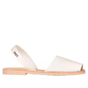 Avarca de la marca Pons, modelo Paris en color blanco. Avarca menorquina plana en piel. Plantilla en cuero y suela de goma.