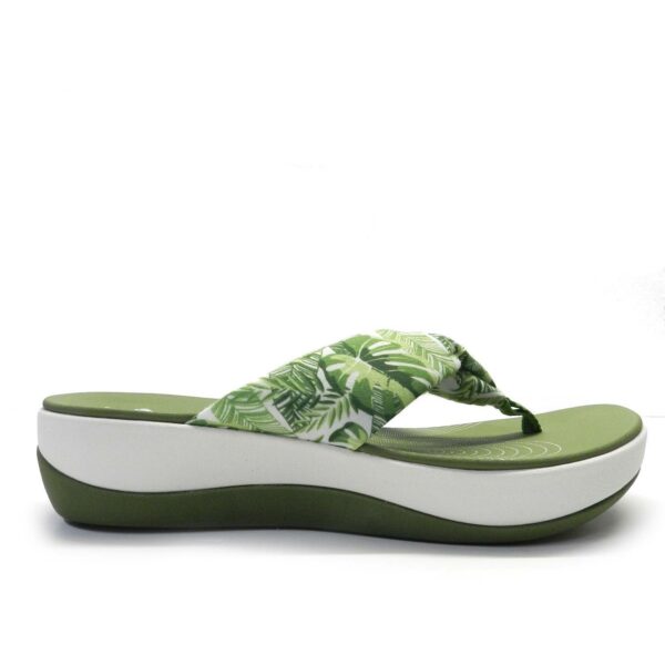Sandalia para mujer de la marca Clarks, modelo Arla Glison en color Verde.  Sandalia de dedo, tira en suave tejido estampado. Plantilla Cushion Soft™ y entresuela de EVA.