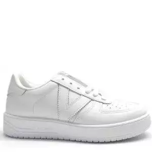 Zapatillas de la marca Victoria, modelo Siempre en color blanco. Zapatillas deportivas de piel, con logo en el lateral y puntera perforada para favorecer la transpiración. Suela gruesa de gran comodidad.