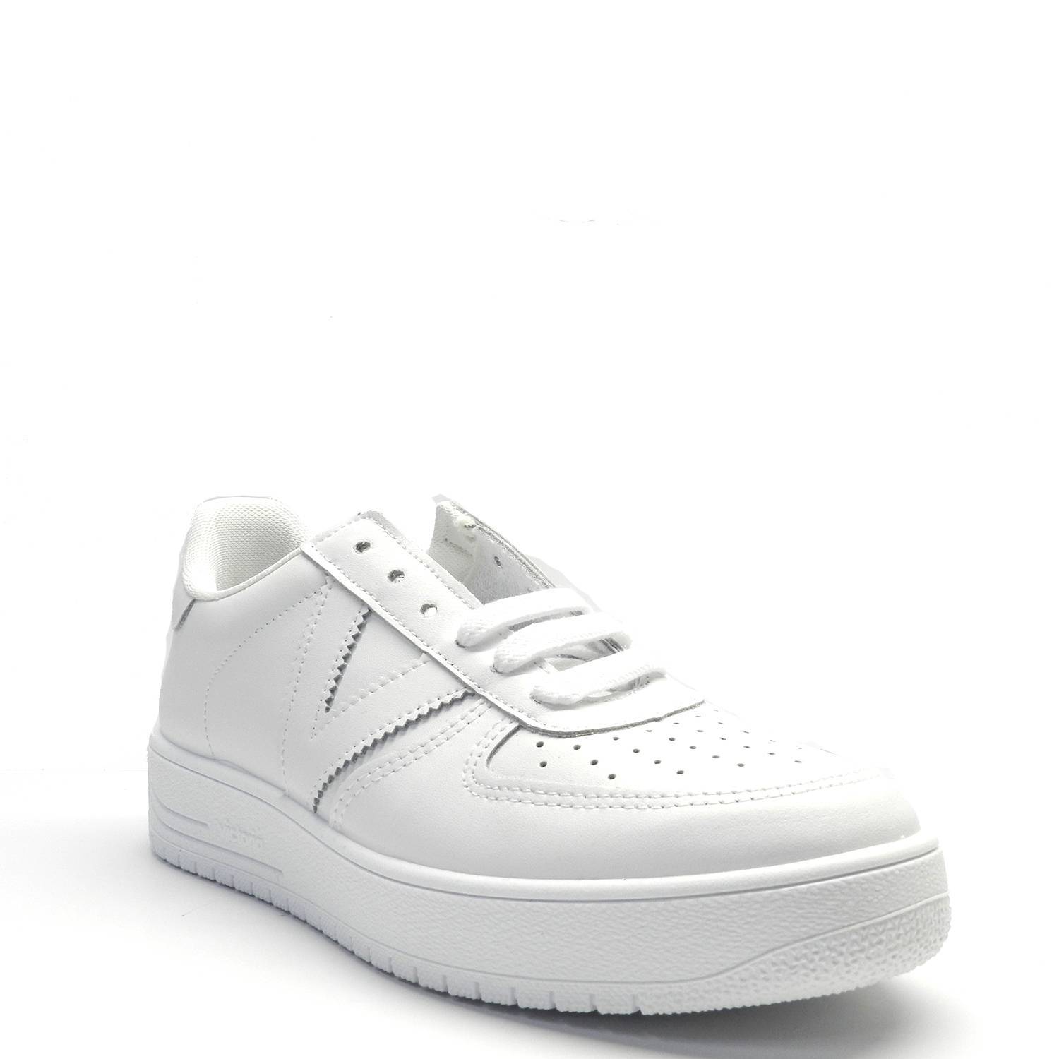 Zapatillas de la marca Victoria, modelo Siempre en color blanco. Zapatillas deportivas de piel, con logo en el lateral y puntera perforada para favorecer la transpiración. Suela gruesa de gran comodidad.