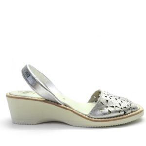 Avarca de la marca Pons, modelo 2054 en color plata. Avarca menorquina de piel con cuña de 4,5 cm. Planta de piel acolchada, suela de goma en color blanco.