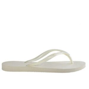 Sandalia de la marca Havaianas modelo Slim en color blanco. Sandalia entre dedo con finas tiras y logo, suela lisa de goma. No resbalan y resistentes al agua.